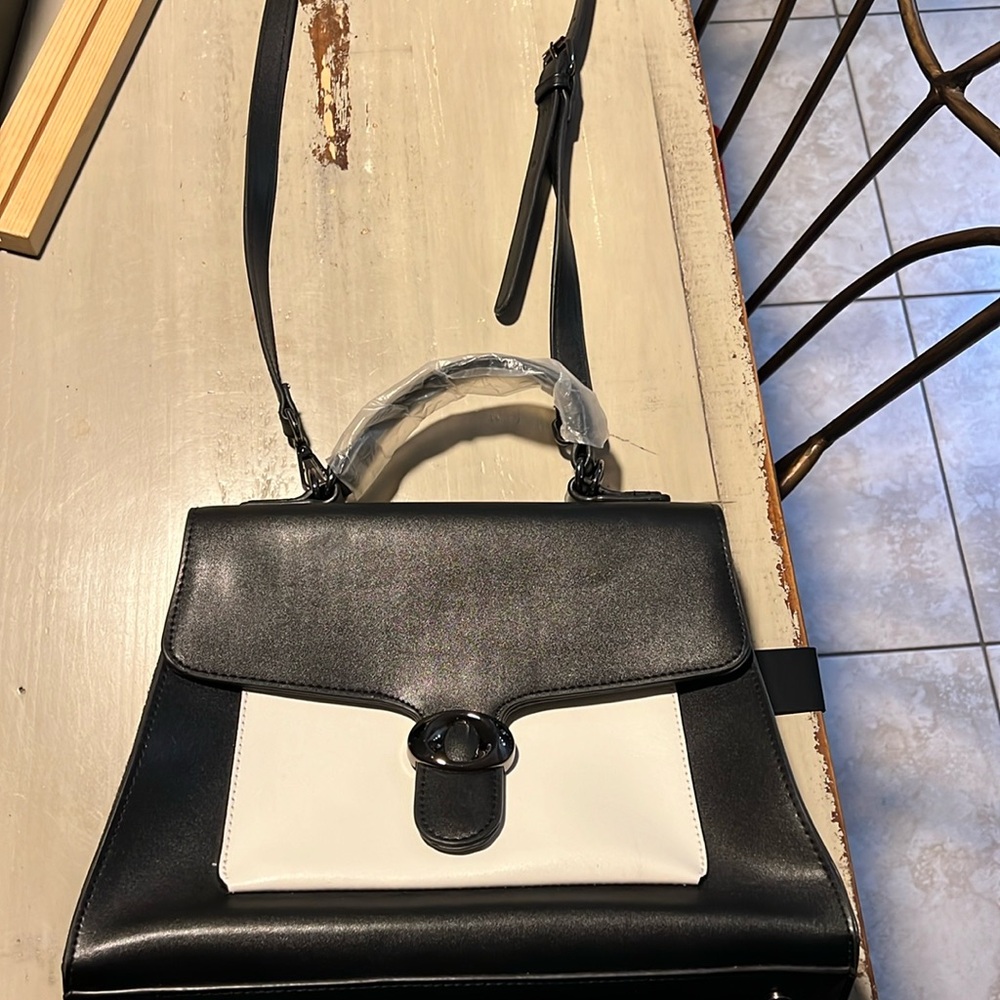 NWOT Moderne Elegance Loulu Top
Handle Bag Black White